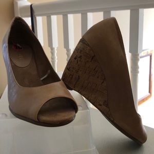 Aerosoles  tan leather wedge size 10M